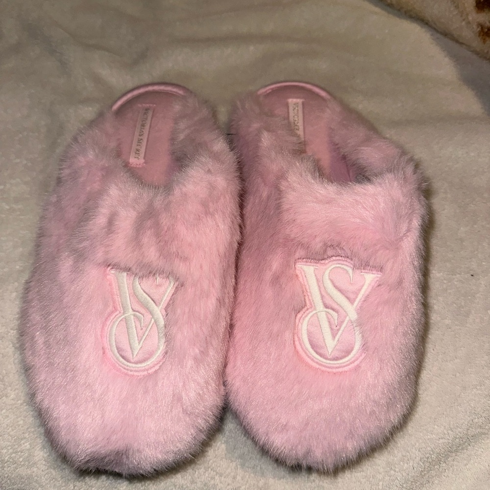 VS Pink Fuzzy Slippers Sz medium 🤍💞🩷